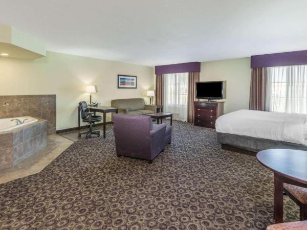 La Quinta by Wyndham Las Vegas Airport South : photo 4 de la chambre chambre lit king-size avec canapé-lit et bain à remous - accessible aux personnes à mobilité réduite - non-fumeurs