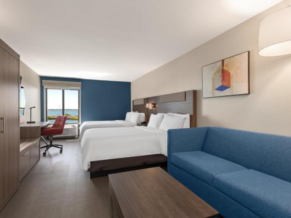 Holiday Inn Express Hotel & Suites Tampa-Rocky Point Island, an IHG Hotel : photo 1 de la chambre two queen bed water view suite - non-smoking