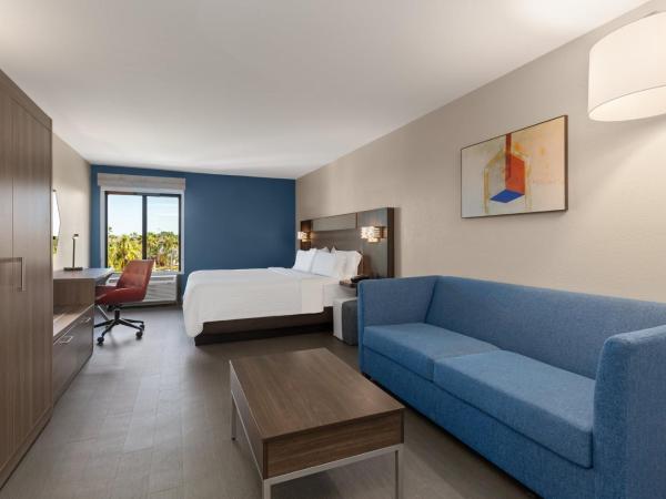 Holiday Inn Express Hotel & Suites Tampa-Rocky Point Island, an IHG Hotel : photo 2 de la chambre suite lit king-size