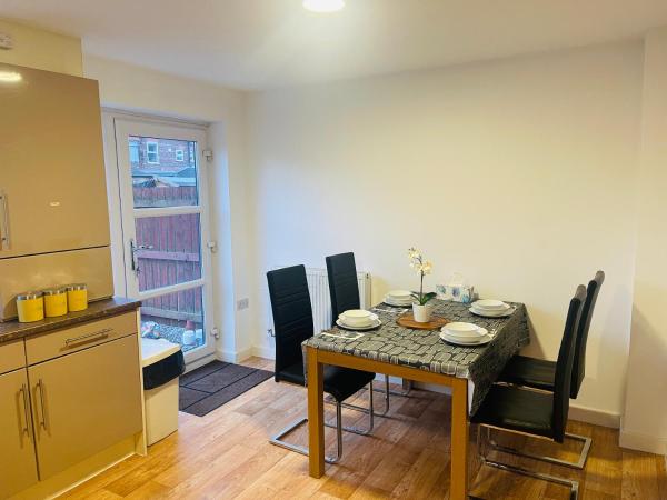 Holiday Guest House : photo 10 de la chambre chambre double avec salle de bains privative