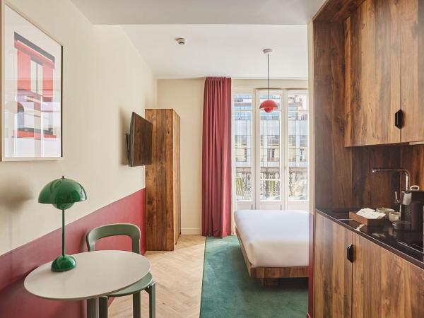 Numa Paris Champs-Élysées : photo 8 de la chambre medium studio with kitchenette and balcony