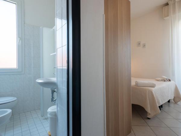 HOTEL JOHN : photo 2 de la chambre chambre double