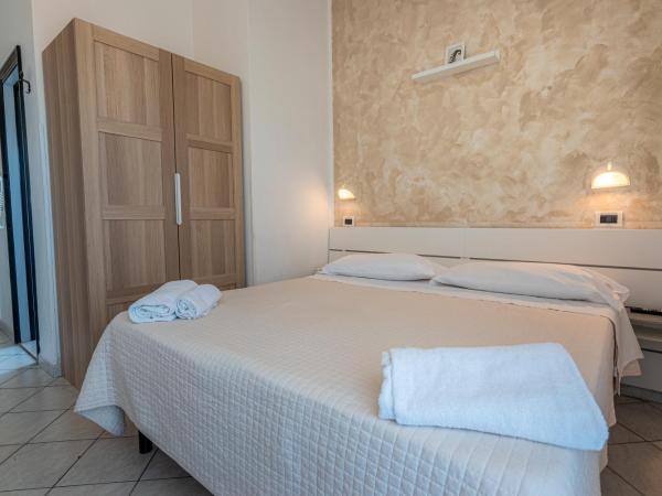 HOTEL JOHN : photo 4 de la chambre chambre double