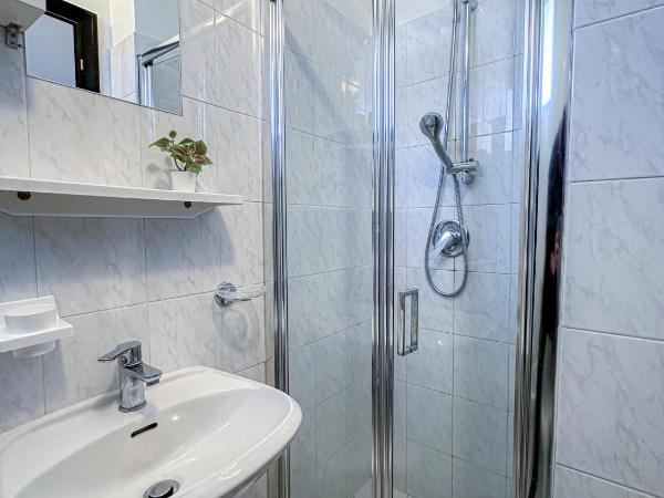 HOTEL JOHN : photo 6 de la chambre chambre quadruple