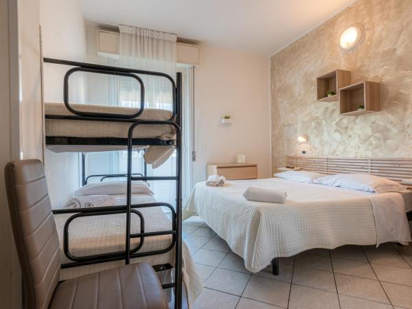 HOTEL JOHN : photo 7 de la chambre chambre quadruple