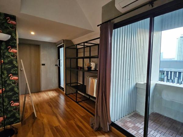 White Palace Bangkok : photo 2 de la chambre chambre lit king-size avec balcon