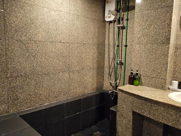 White Palace Bangkok : photo 6 de la chambre chambre lit king-size avec balcon