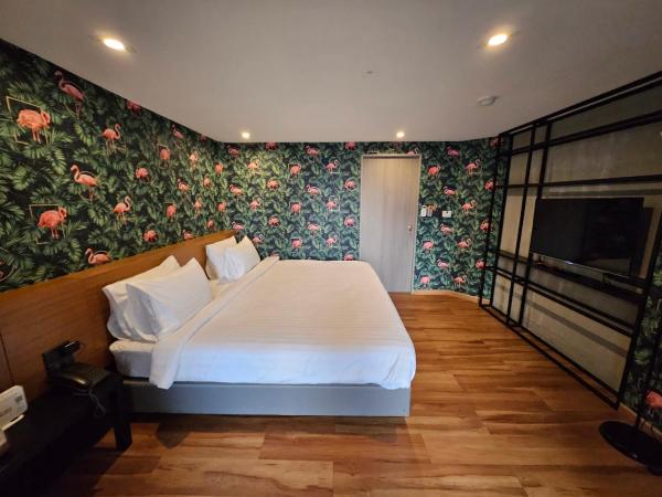 White Palace Bangkok : photo 9 de la chambre chambre lit king-size avec balcon