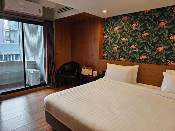 White Palace Bangkok : photo 7 de la chambre chambre lit king-size avec balcon