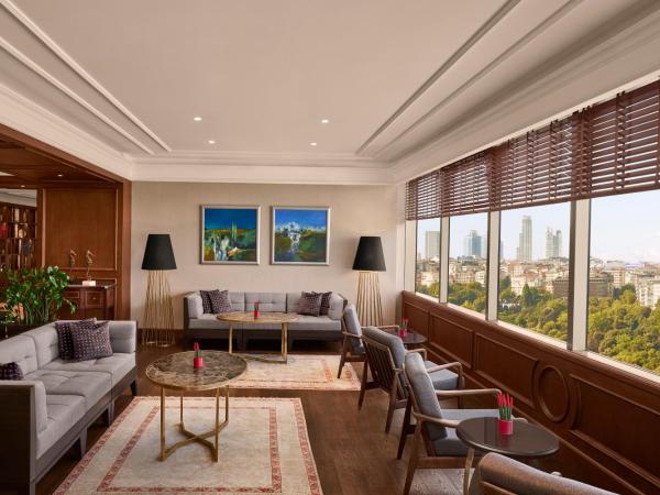 The Ritz-Carlton, Istanbul at the Bosphorus : photo 6 de la chambre suite côté parc avec accès salon club