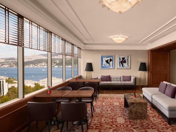 The Ritz-Carlton, Istanbul at the Bosphorus : photo 4 de la chambre suite côté parc avec accès salon club