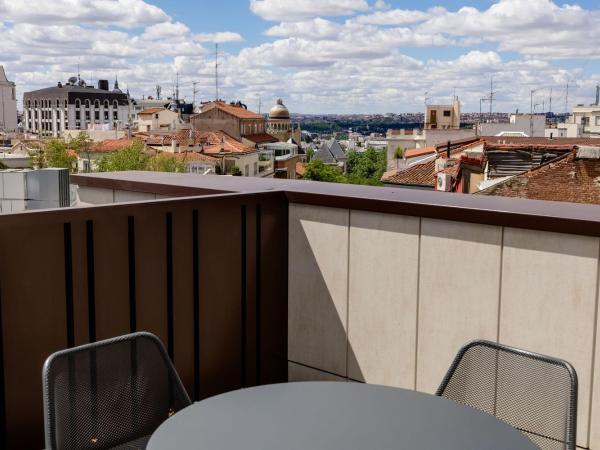 Motel One Madrid-Plaza de España : photo 2 de la chambre suite avec terrasse