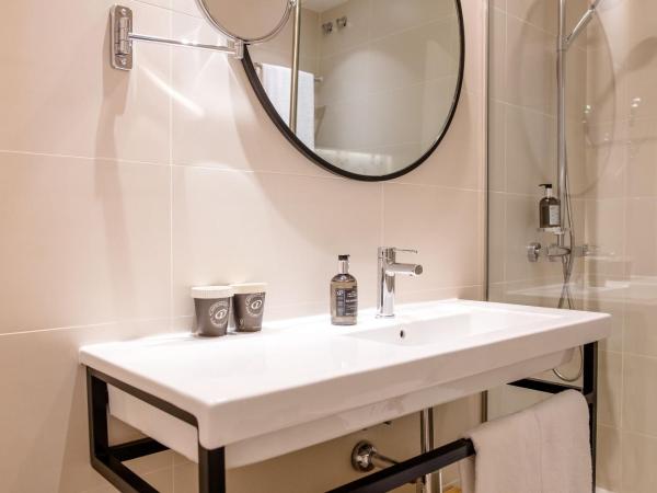 Motel One Madrid-Plaza de España : photo 6 de la chambre chambre lit king-size standard