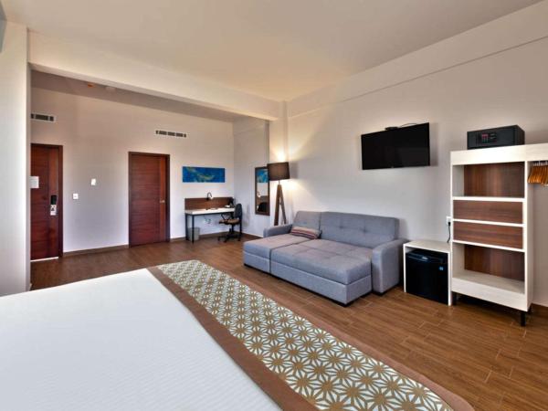 Comfort Inn & Suites Los Cabos : photo 4 de la chambre suite lit king-size – non-fumeurs