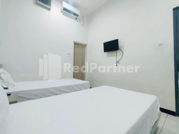 Almeira Homestay Syariah near Makam Sunan Ampel Mitra RedDoorz : photo 8 de la chambre chambre lits jumeaux standard
