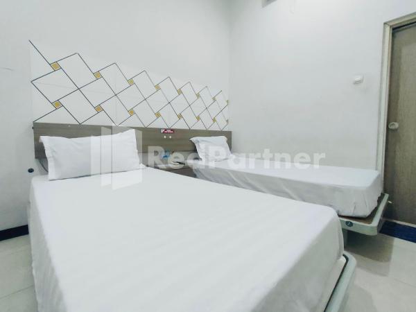 Almeira Homestay Syariah near Makam Sunan Ampel Mitra RedDoorz : photo 3 de la chambre chambre lits jumeaux standard