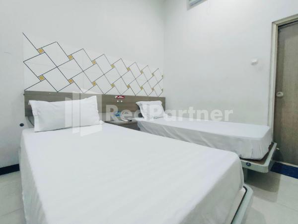 Almeira Homestay Syariah near Makam Sunan Ampel Mitra RedDoorz : photo 9 de la chambre chambre lits jumeaux standard