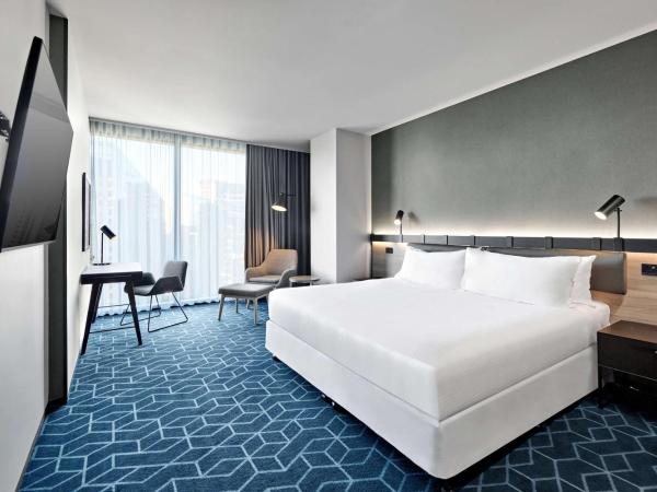 Vibe Hotel Melbourne Docklands : photo 1 de la chambre hébergement premier lit king-size - vue sur ville