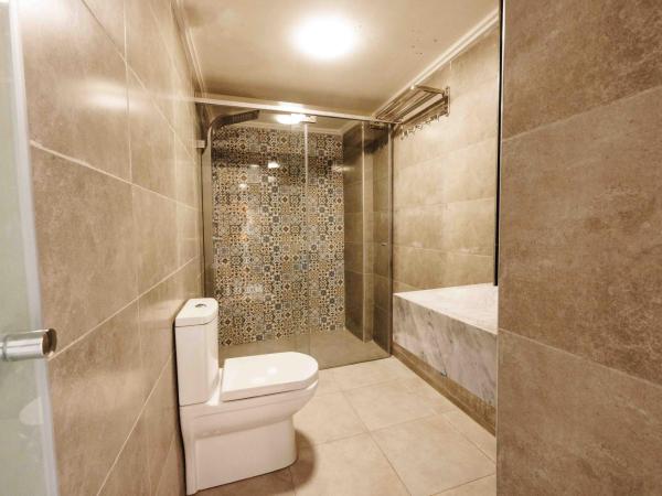 Palais Shazam & SPA : photo 9 de la chambre chambre lit king-size avec balcon