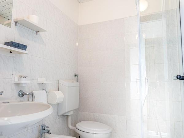 HOTEL JOHN : photo 10 de la chambre chambre quadruple