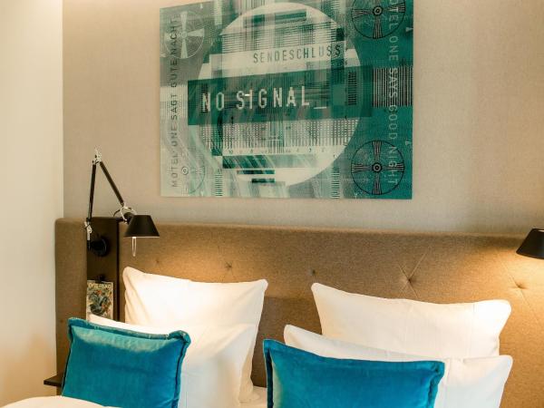 Motel One Köln-Messe : photo 2 de la chambre chambre standard lit queen-size