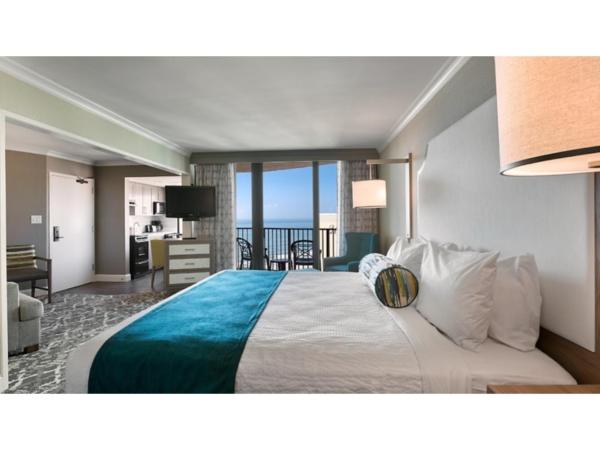 Breakers Resort Hotel : photo 1 de la chambre suite lit king-size avec baignoire spa