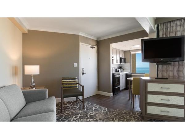 Breakers Resort Hotel : photo 3 de la chambre suite lit king-size avec baignoire spa