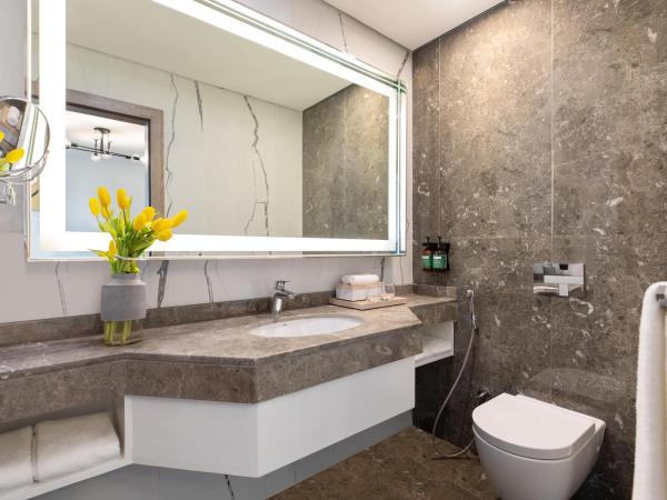 voco Dubai The Palm, an IHG Hotel : photo 4 de la chambre king suite with sofa bed and panoramic beachfront balcony