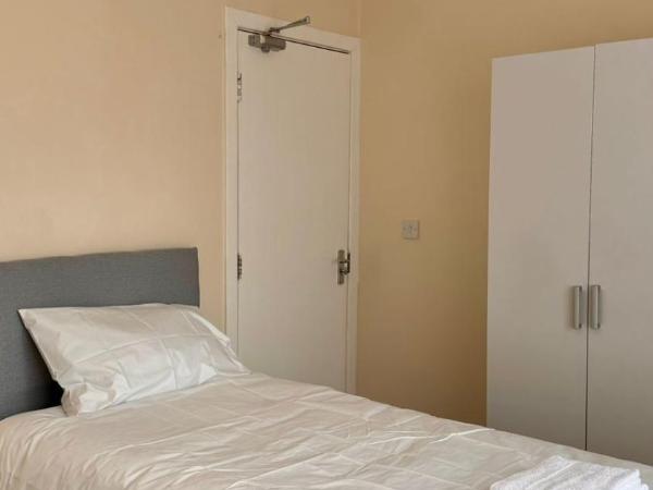Medistay PLAB2 Student Accommodation : photo 3 de la chambre chambre lits jumeaux standard