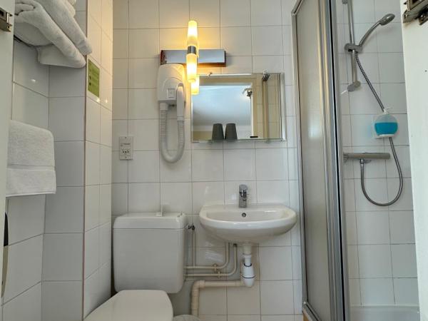 Hôtel de Caen : photo 10 de la chambre chambre double confort