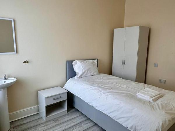 Medistay PLAB2 Student Accommodation : photo 6 de la chambre petite chambre simple