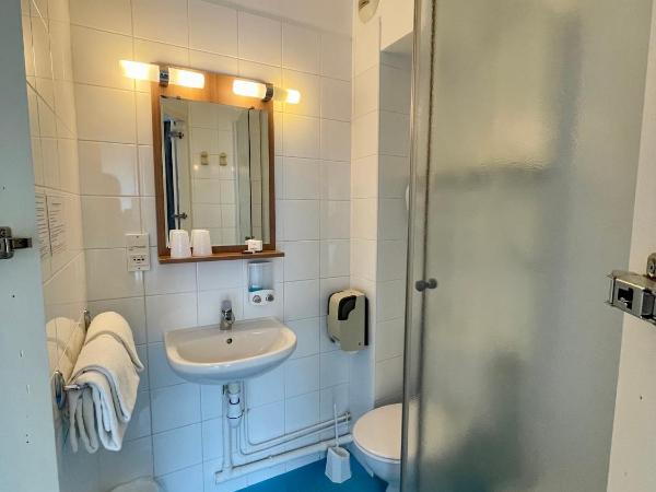 Hôtel de Caen : photo 3 de la chambre chambre triple