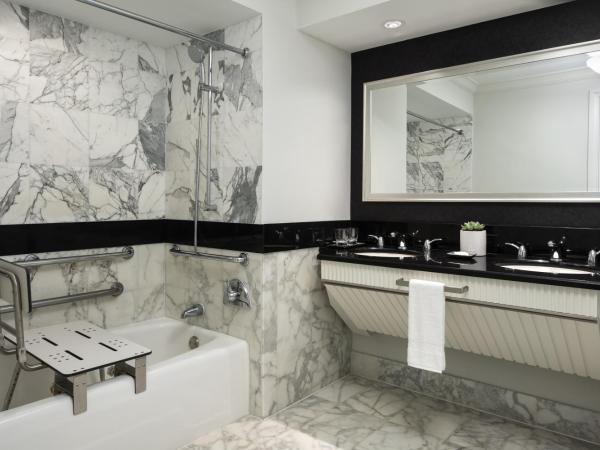 The Ritz-Carlton, South Beach : photo 2 de la chambre chambre classique avec 2 lits doubles et baignoire adaptée - accessible aux personnes à mobilité réduite et malentendantes