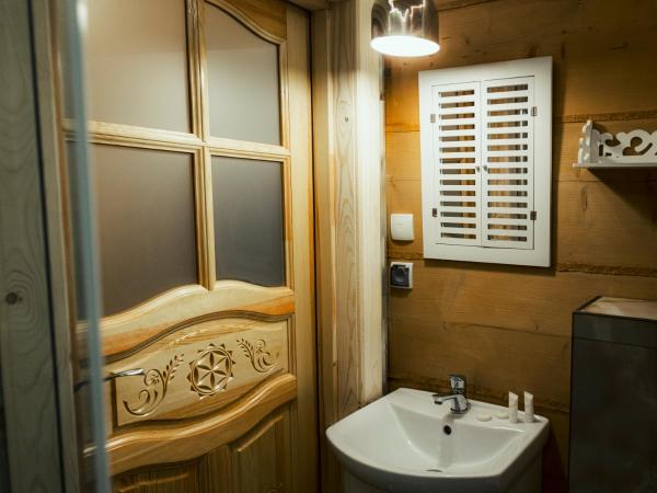 Chałpa z bali : photo 9 de la chambre chambre double avec salle de bains privative