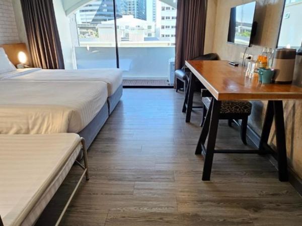 White Palace Bangkok : photo 6 de la chambre chambre triple avec balcon