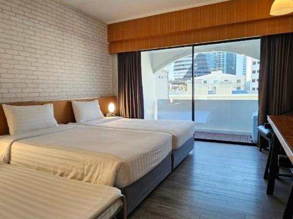 White Palace Bangkok : photo 8 de la chambre chambre triple avec balcon