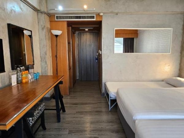 White Palace Bangkok : photo 7 de la chambre chambre triple avec balcon