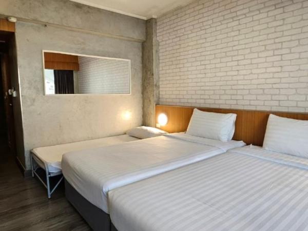 White Palace Bangkok : photo 3 de la chambre chambre triple avec balcon