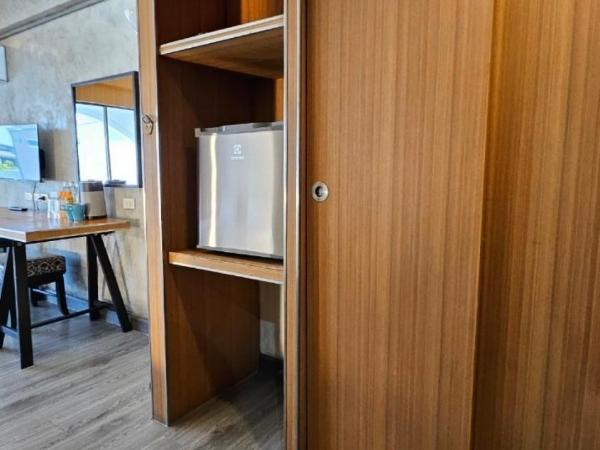 White Palace Bangkok : photo 4 de la chambre chambre triple avec balcon