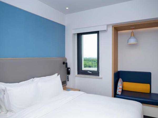 Holiday Inn Express Shanghai Pudong Airport, an IHG Hotel : photo 9 de la chambre chambre lit king-size standard
