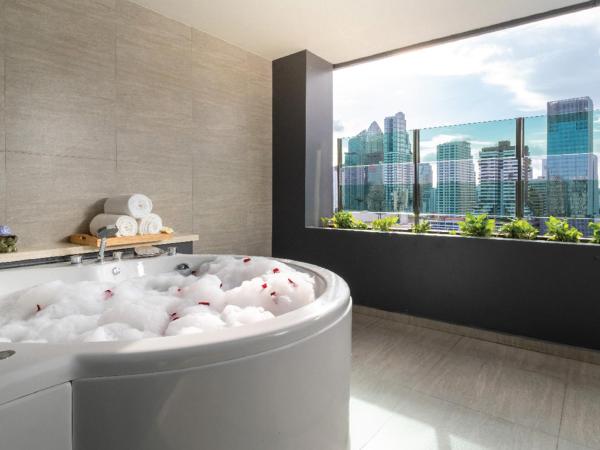 Solitaire Bangkok Sukhumvit 11 : photo 3 de la chambre grande suite avec jacuzzi et balcon (Étages supérieurs)