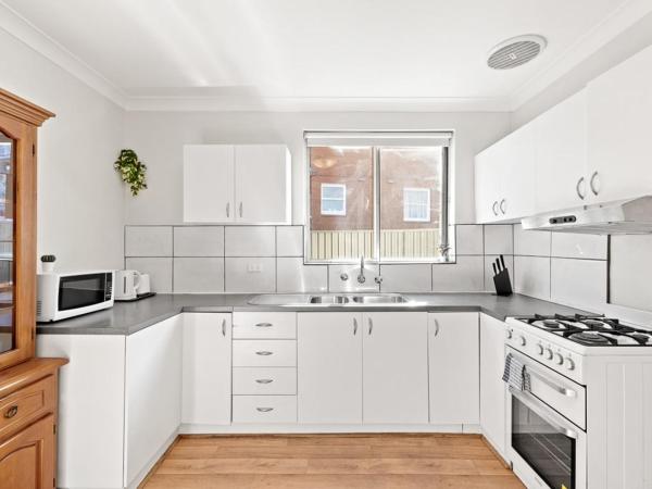 Cozy Single Room - Next to Eateries & Shops - Shared Bathroom : photo 5 de la chambre chambre simple avec salle de bains commune