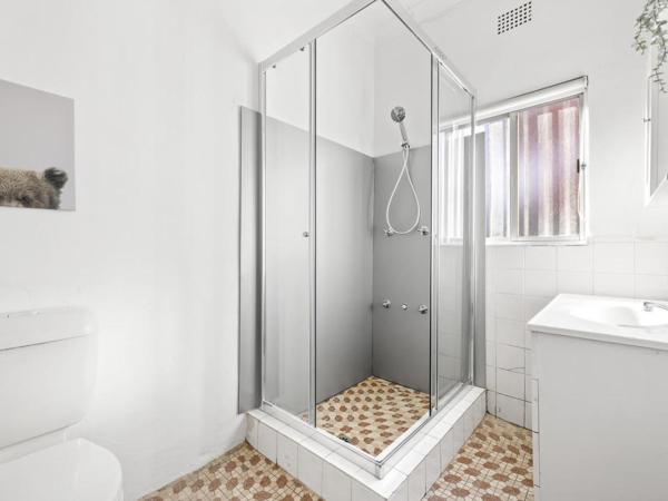 Cozy Single Room - Next to Eateries & Shops - Shared Bathroom : photo 6 de la chambre chambre simple avec salle de bains commune