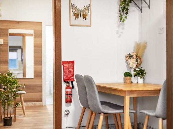 Cozy Single Room - Next to Eateries & Shops - Shared Bathroom : photo 10 de la chambre chambre simple avec salle de bains commune