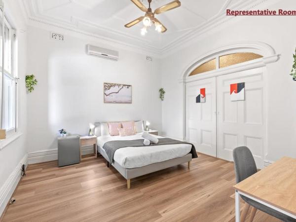 Quaint Private Queen Room - Centrally Located - Shared Bathroom : photo 1 de la chambre chambre lit queen-size avec salle de bains commune 