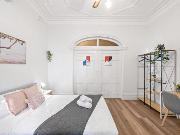 Quaint Private Queen Room - Centrally Located - Shared Bathroom : photo 8 de la chambre chambre lit queen-size avec salle de bains commune 