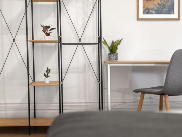 Quaint Private Queen Room - Centrally Located - Shared Bathroom : photo 10 de la chambre chambre lit queen-size avec salle de bains commune 