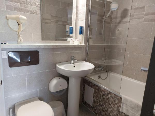 Brit Hotel Bosquet Carcassonne Cité : photo 1 de la chambre chambre triple