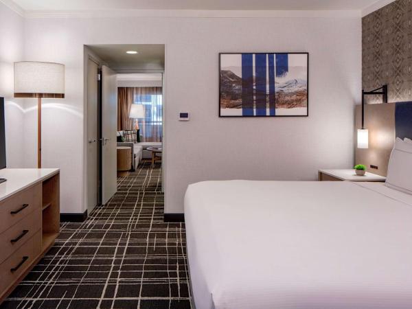 Doubletree Suites by Hilton Salt Lake City : photo 1 de la chambre suite 1 chambre lit king-size avec baignoire accessible aux personnes à mobilité réduite