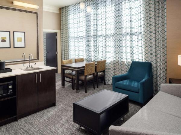 Embassy Suites Saint Louis - Downtown : photo 2 de la chambre king corner suite with city view - non-smoking